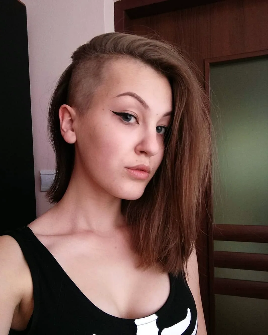 Девушки с выбритыми висками